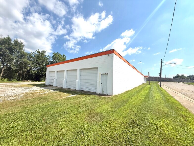 More Photos Of 707 N Lumber St, Bloomington Industrial For Sale