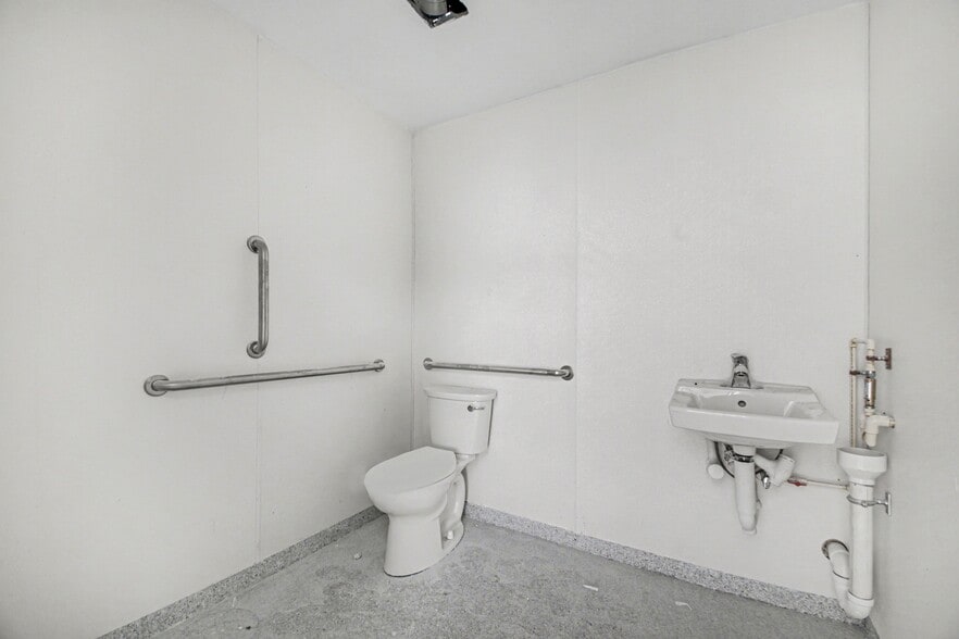 More Photos Of 3406 Shannon Park Dr, Fredericksburg Warehouse For Sale