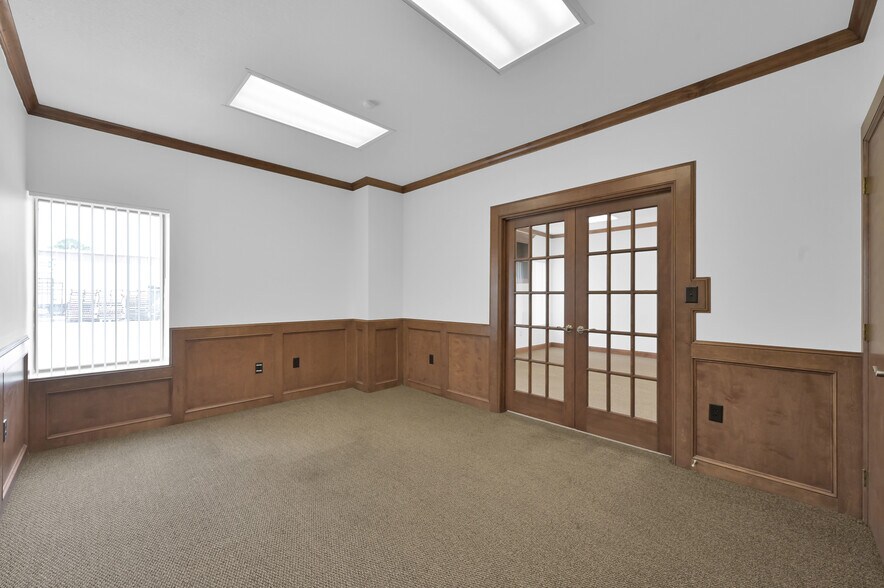 More Photos Of 11322 Neeshaw Dr, Houston Warehouse For Lease