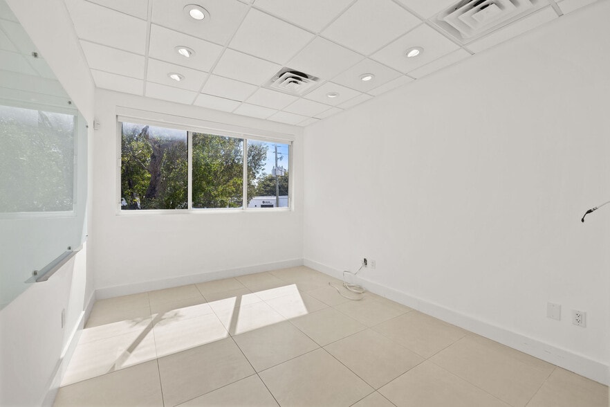 More Photos Of 335 Ne 61st St, Miami Flex For Lease