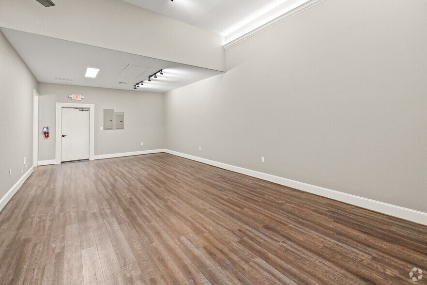 More Photos Of 8849 Davis Blvd, Keller Storefront Retail Office For Lease