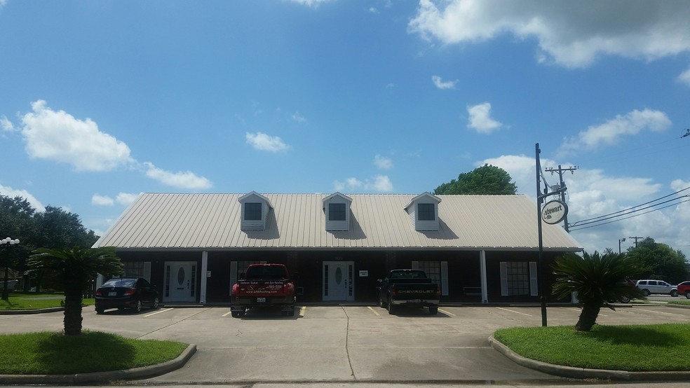 Primary Photo Of 905 N Logan St, Texas City Office For Sale