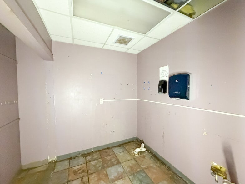 More Photos Of 900 W Chapel Rd, Asheville Showroom For Sale