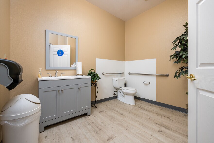 More Photos Of 2127 S Giddings St, Visalia Religious Facility For Lease