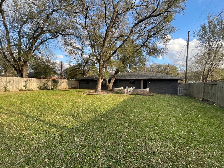 More Photos Of 408 Wilson Rd, Conroe Loft Creative Space For Lease