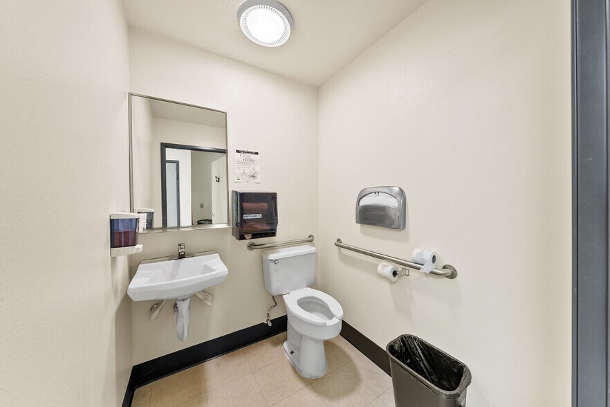 More Photos Of 700 NW Dimmick St, Grants Pass Specialty For Sale