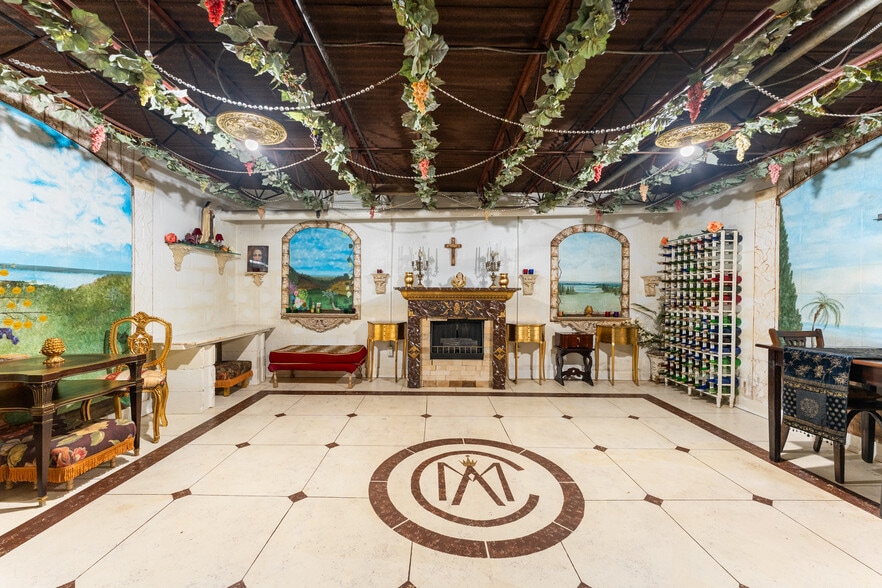 More Photos Of 550 Warner rd, Vienna Specialty For Sale