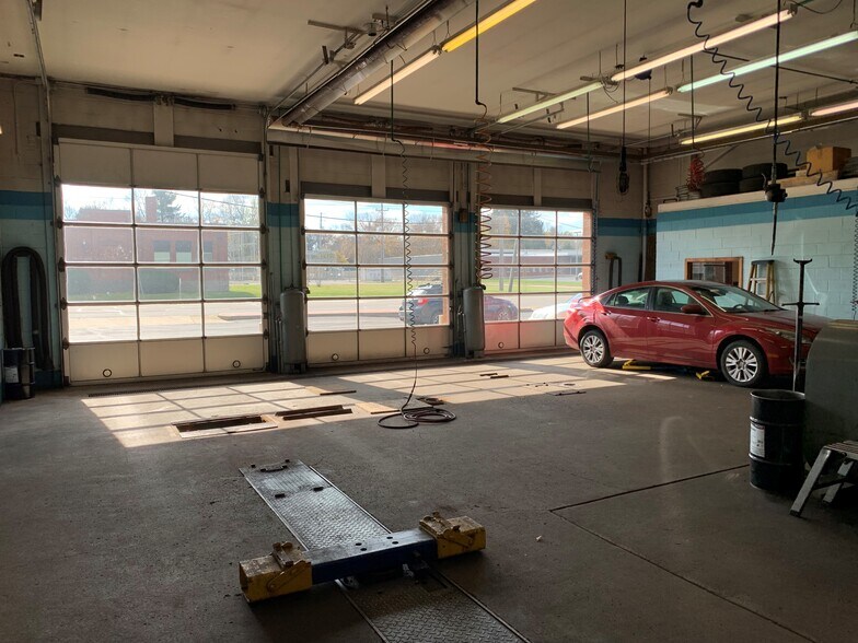 More Photos Of 1005 W Main St, Kent Auto Repair For Sale