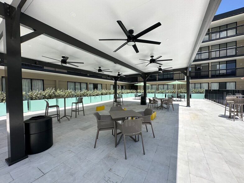 More Photos Of 1925 Harrison St, Hollywood Hotel For Lease