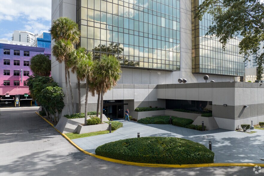 More Photos Of 1909 Tyler St, Hollywood Office For Lease