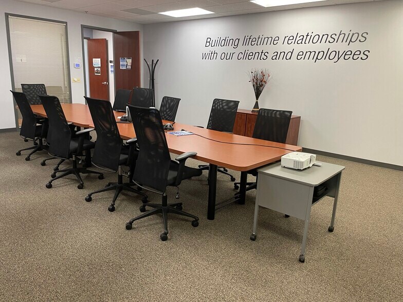 More Photos Of 4200 Cantera Dr, Warrenville Business Park For Sale