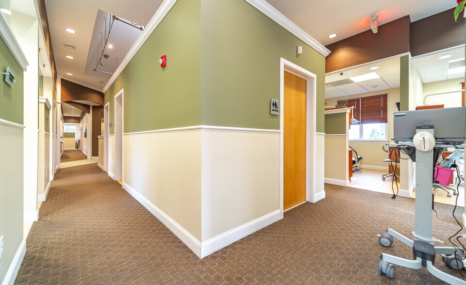 More Photos Of 30 Country Squire Dr, Cromwell Medical For Sale
