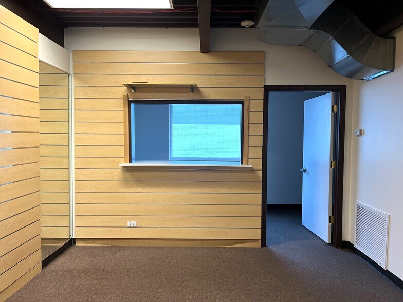 More Photos Of 1630 Old Deerfield Rd, Highland Park Warehouse For Lease