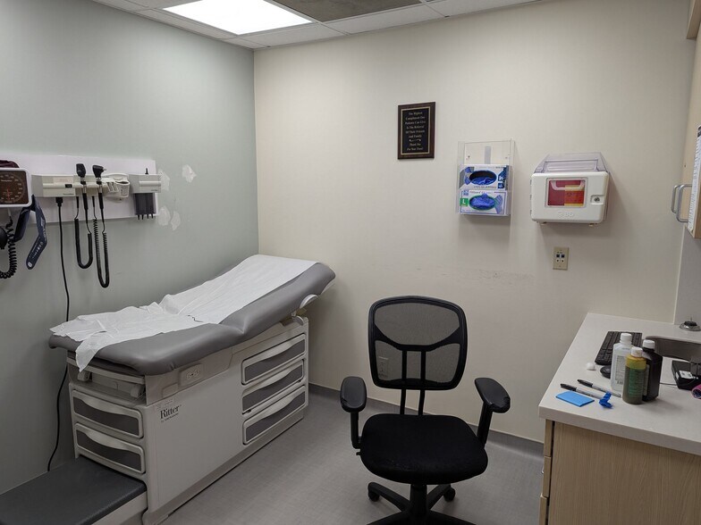 More Photos Of 775 Park Ave, Huntington Medical For Lease