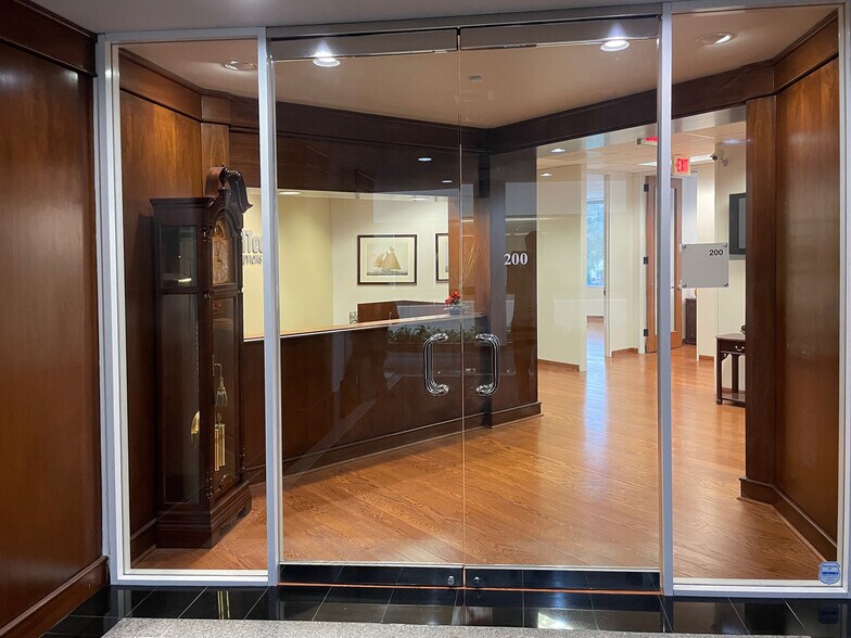 More Photos Of 15425 North Fwy, Houston Office For Lease