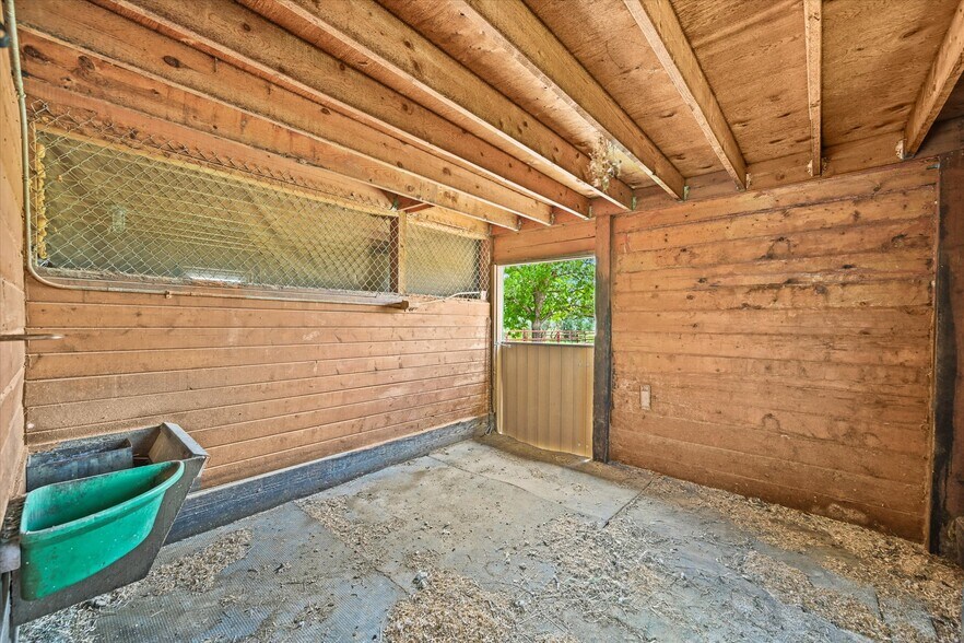 More Photos Of 1335 S Kio St, Watkins Veterinarian Kennel For Sale