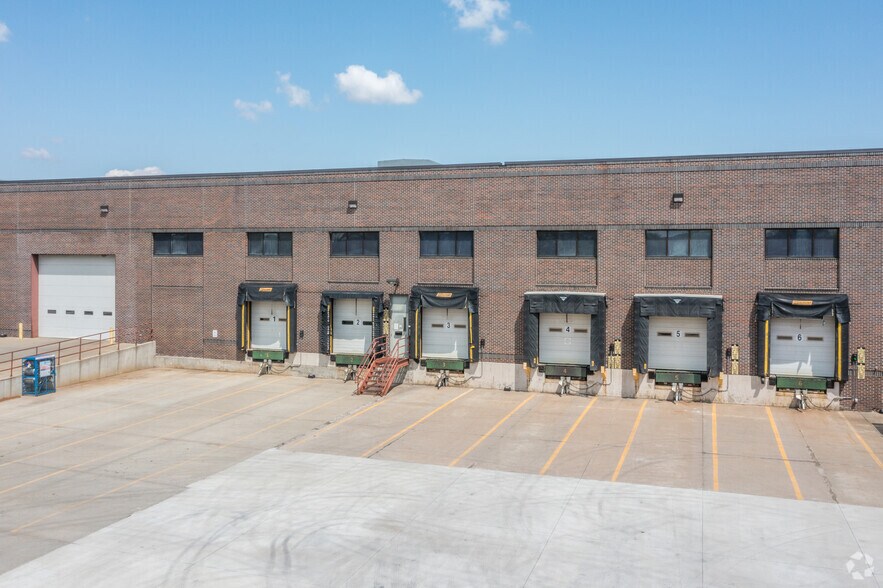 More Photos Of 4360 112th St, Urbandale Warehouse For Lease