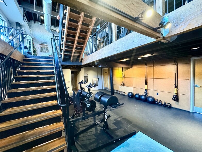 More Photos Of 39 E Cross St, Baltimore Storefront For Lease