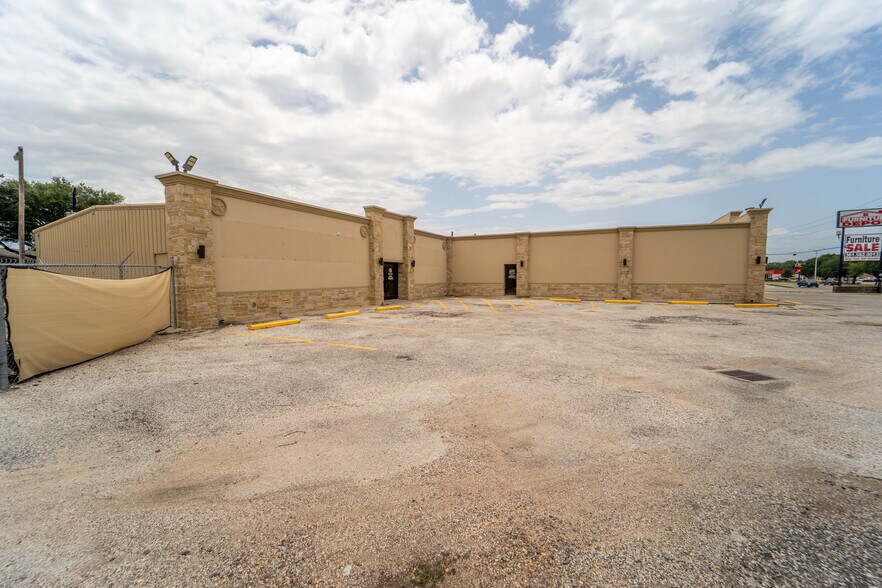 More Photos Of 6602 N Navarro St, Victoria General Retail For Sale
