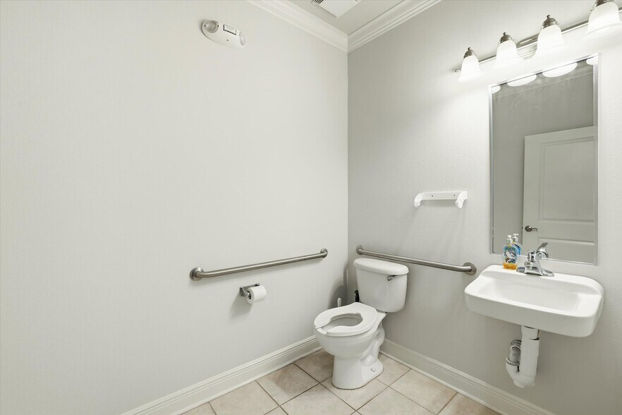 More Photos Of 2236 NE Capital Circle, Tallahassee Office For Lease