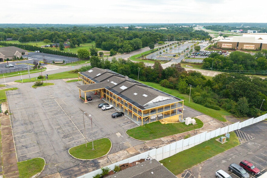 More Photos Of 1400 NE 63rd St, Oklahoma City Hotel For Sale