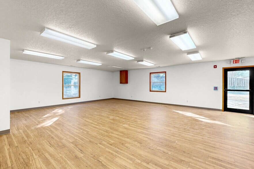 More Photos Of 1420 W Broadway St, Polk City Office For Lease