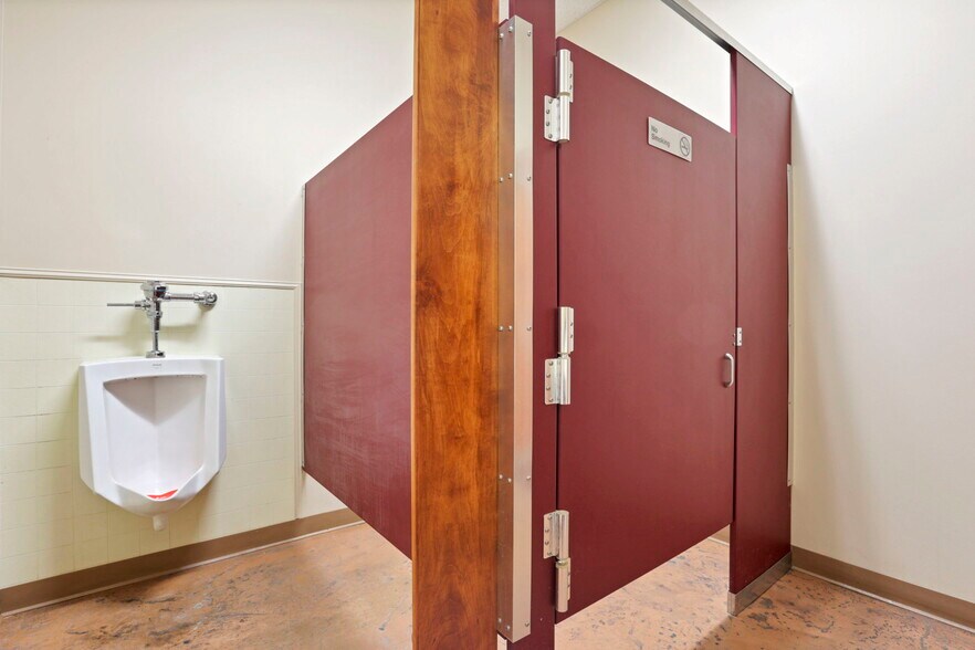 More Photos Of 509 S Wooster Ave, Strasburg Hotel For Sale