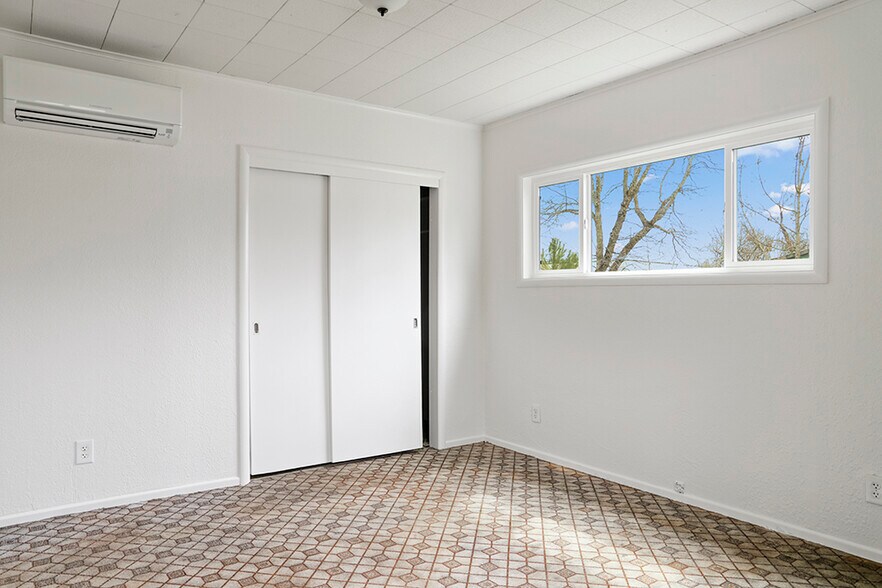 More Photos Of 2660 NW Vine St, Grants Pass Manufacturing For Sale