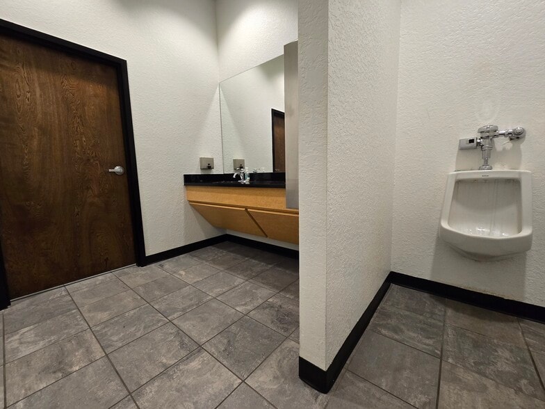 More Photos Of 6881 Kingspointe Pky, Orlando Business Park For Lease