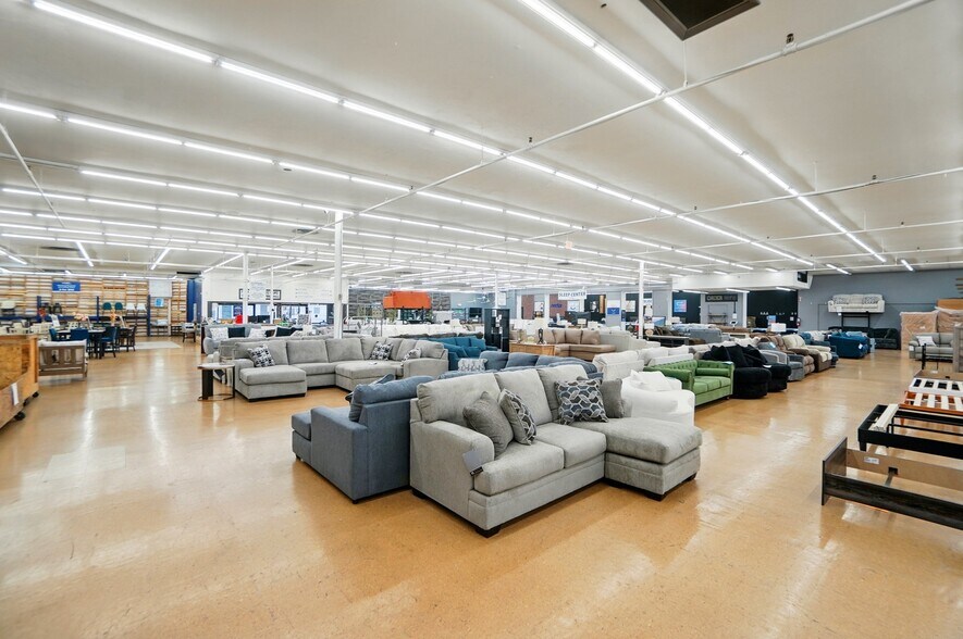 More Photos Of 50 Eswin St, Cincinnati Freestanding For Sale