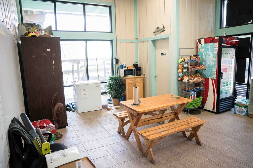 More Photos Of 371 Navaho Trl, Onalaska Hotel For Sale