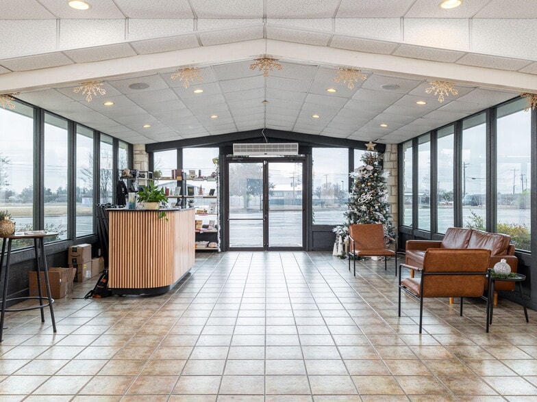 More Photos Of 6600 S Lakewoods Dr, Georgetown Specialty For Sale