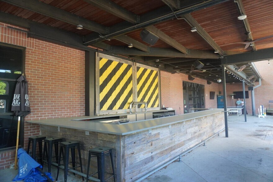 More Photos Of 730-760 Coleman Blvd, Mount Pleasant General Retail For Lease