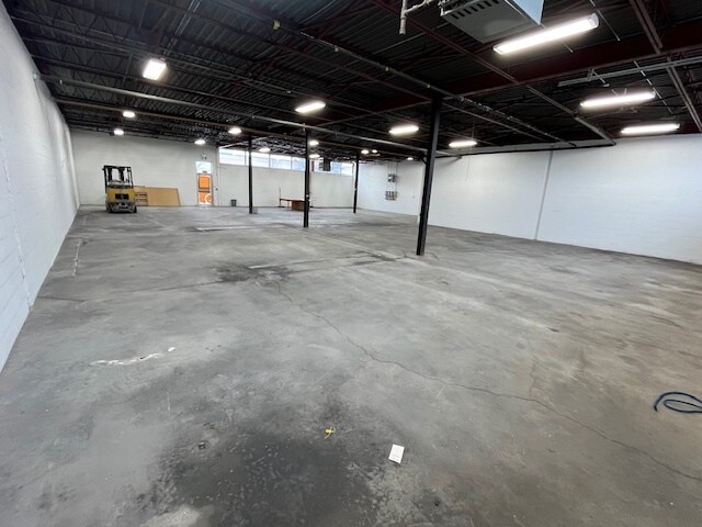 More Photos Of 161 Bartley Dr, Toronto Manufacturing For Lease