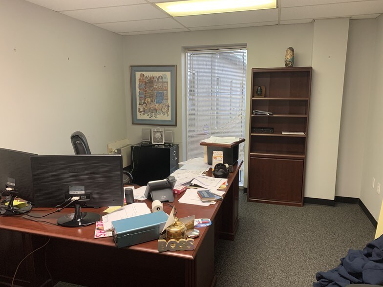 More Photos Of 1005 W Harimaw Ct, Metairie Office For Sale