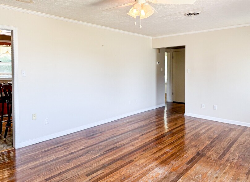 More Photos Of 202 Harold King Dr, Benton Office For Sale