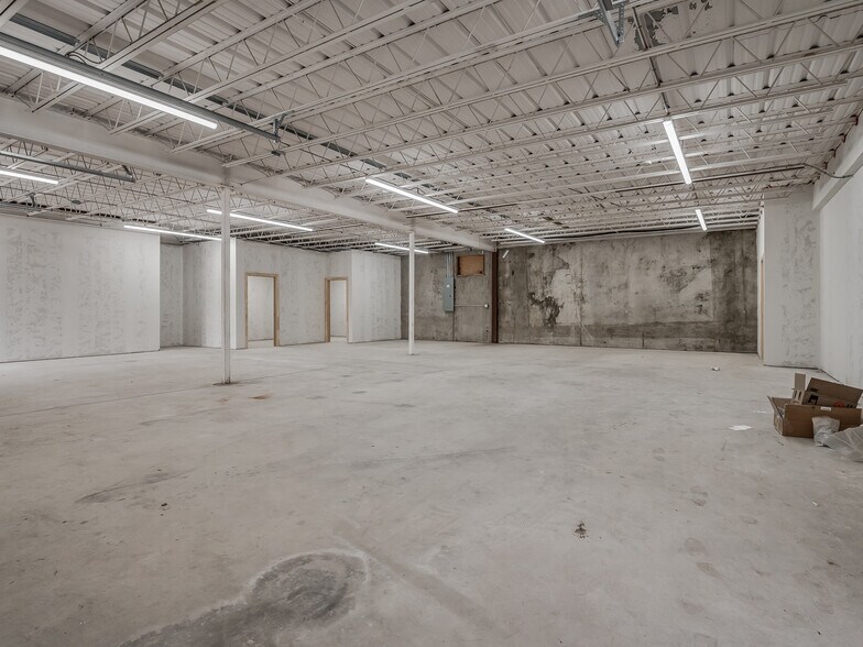 More Photos Of 4403-4411 SW 3rd St, Oklahoma City Showroom For Lease