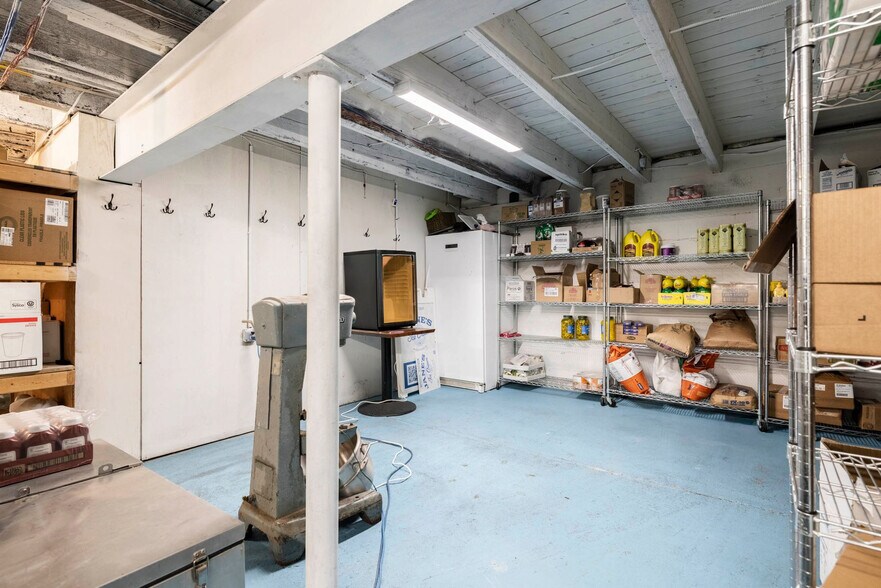 More Photos Of 7588 N Broadway, Red Hook Specialty For Sale