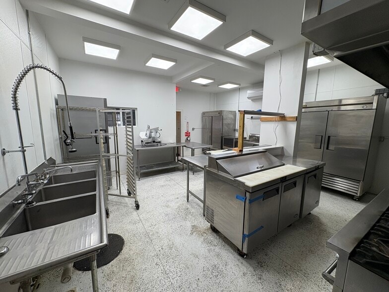 More Photos Of 813 W 39th St, Norfolk Restaurant For Sale