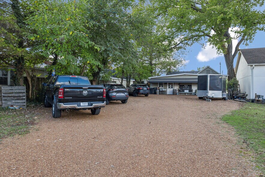 More Photos Of 915 Columbia Ave, Franklin Freestanding For Sale