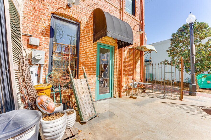 More Photos Of 1008 E 15th St, Plano Storefront Retail Office For Sale