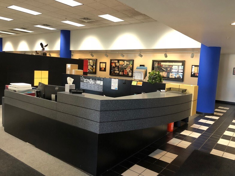 More Photos Of 1202 Thomas Beck Rd, Des Moines Flex For Lease