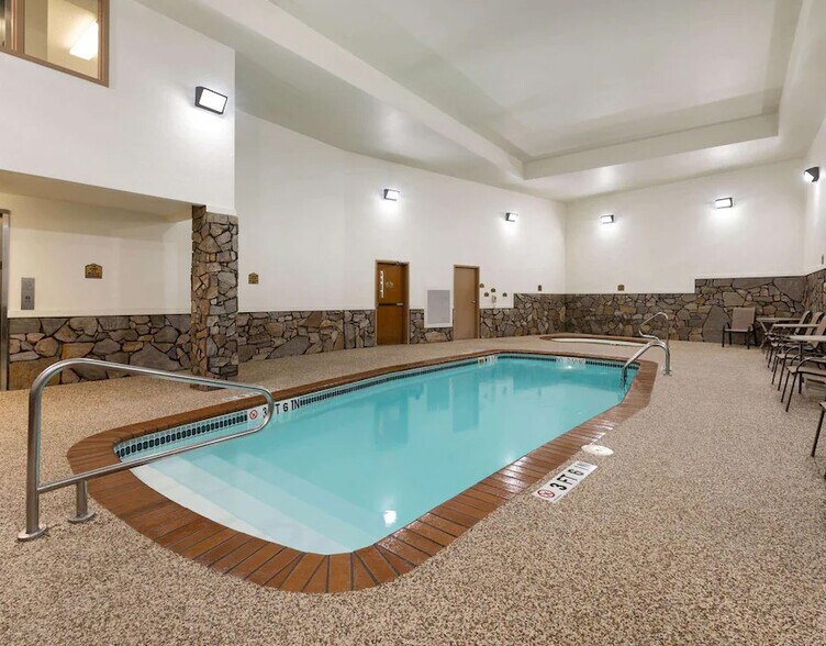 More Photos Of 109 Main St, Hill City Hotel For Sale