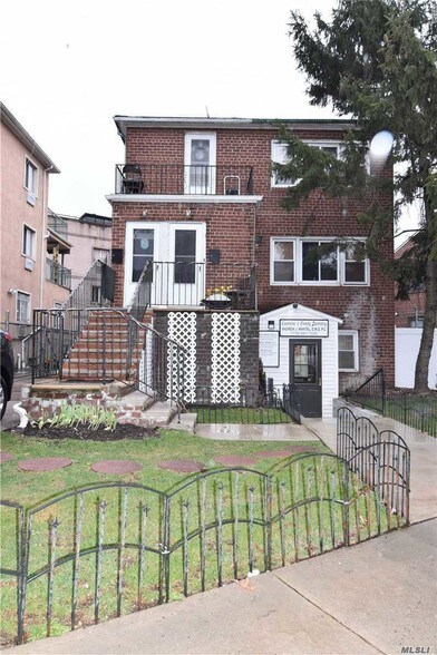 Primary Photo Of 15009 89th St, Howard Beach Office Residential For Lease