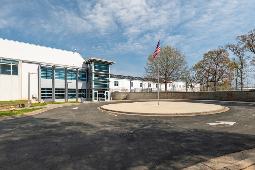 More Photos Of 10401 Monroe Rd, Matthews Distribution For Sale