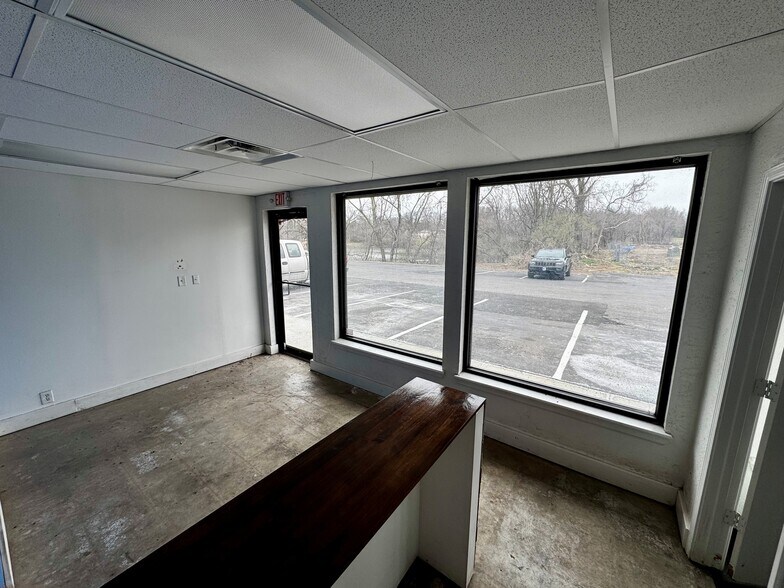 More Photos Of 1600 S Noland Rd, Independence Light Distribution For Lease