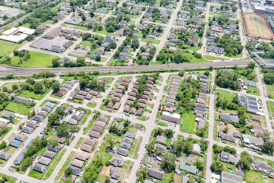 More Photos Of 2101 Hutton St, Houston Apartments For Sale