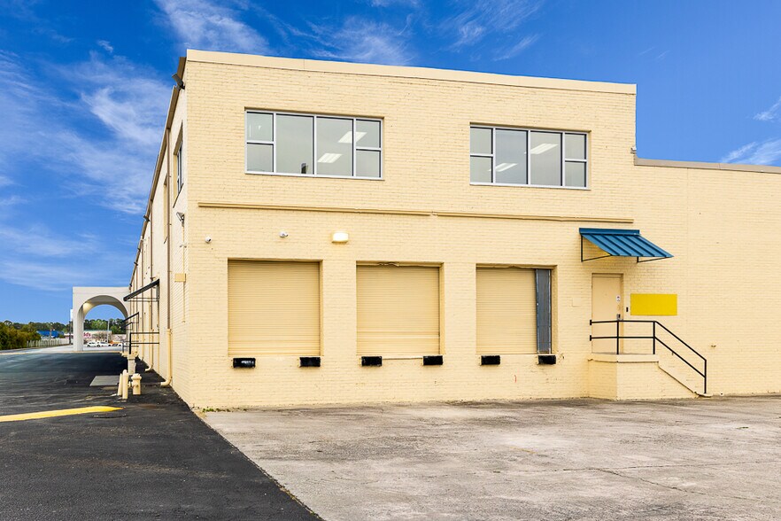 More Photos Of 5935 Rivers Ave, North Charleston Showroom For Lease