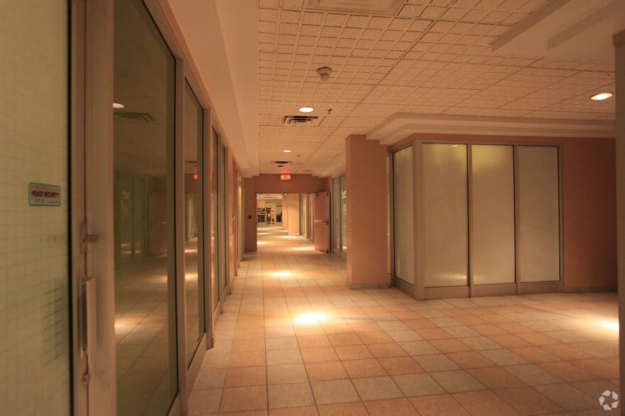 More Photos Of 7388-7398 Yonge St, Vaughan Apartments For Lease