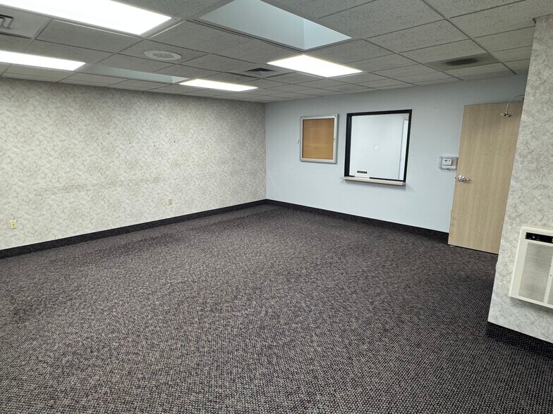 More Photos Of 1501 N Water St, Decatur Office For Sale